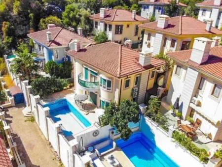 Villa Zu Verkaufen In Armutalan, Marmaris Mit Freistehendem Garten Und Pool