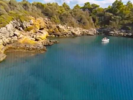 Die Zum Verkauf Stehende Insel Im Golf Von Gökova Im Bezirk Marmaris Hat Eine Grundstücksfläche Von 365000M2 Und Es Befindet Sich Ein Eingetragenes Haus Darin.