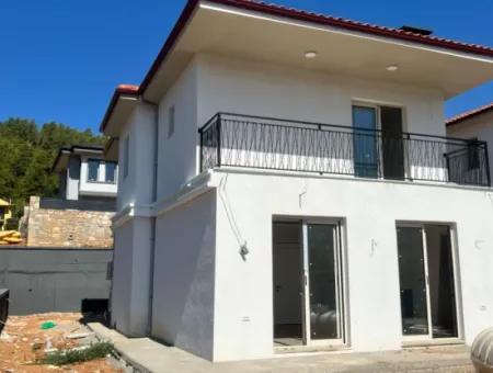 Marmaris Çetibeli Mahallesi Tam Müstakil Yüzme Havuzlu 400M2 Arsa İçerisinde 3 Oda 3 Banyo 160M2 Satılık Orman Manzaralı Villa